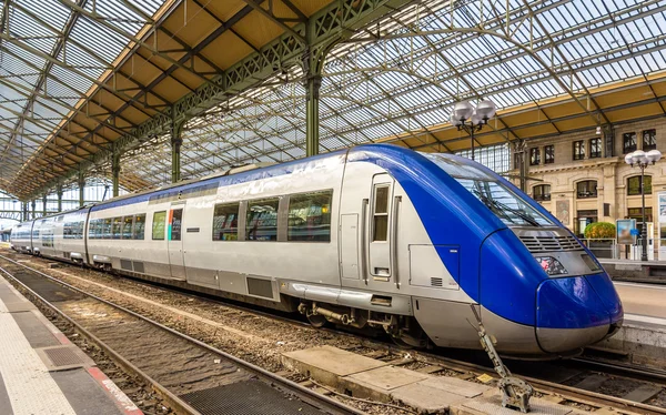 Tren expreso regional en la estación de Tours - Francia —  Fotos de Stock