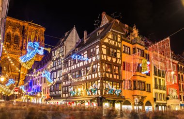 Önce Noel - Fransa Strasbourg Cathedral yakınındaki binalar