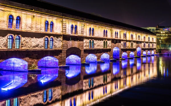 Nocne oświetlenie Barrage Vauban (Vauban jazu) w Strasburgu — Zdjęcie stockowe