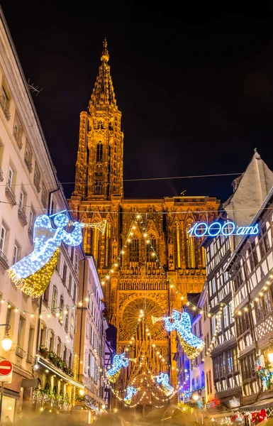 Noel süslemeleri yakınındaki Katedrali - Strasbourg, Fransa — Stok fotoğraf