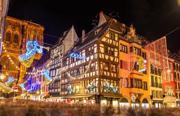 Gebäude in der Nähe des Straßburger Münsters vor Weihnachten - Frankreich — Stockfoto