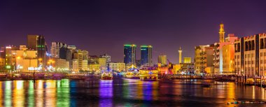 Akşamları, Birleşik Arap Emirlikleri Dubai Creek görünümü