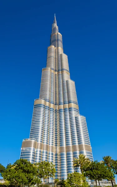 Dubaj, Spojené arabské emiráty - 28. prosince: Věž výhled na mrakodrap Burdž Chalífa v Dubaji na — Stock fotografie