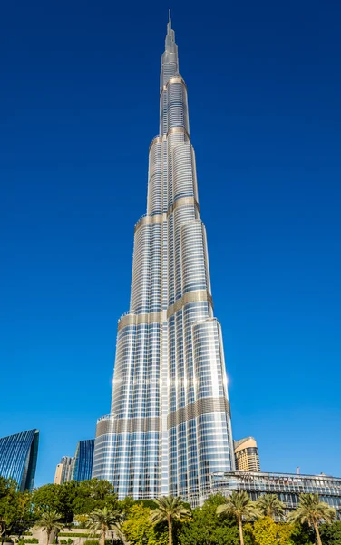 Dubaj, Spojené arabské emiráty - 28. prosince: Věž výhled na mrakodrap Burdž Chalífa v Dubaji na — Stock fotografie