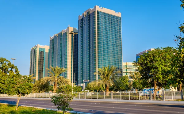 Edifici su Corniche Road ad Abu Dhabi, Emirati Arabi Uniti — Foto Stock