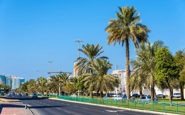 King Abdulla Bin Abd Aziz Street en Abu Dhabi — Foto de Stock