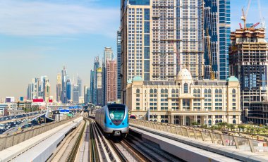 Dubai 'de kırmızı hattaki metro treni