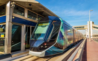 Jumeirah, Dubai klimalı bir istasyonunda tramvay