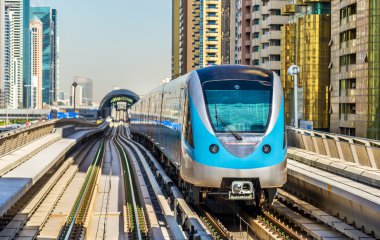 Dubai 'de kırmızı hattaki metro treni