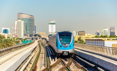 Dubai 'de kırmızı hattaki metro treni
