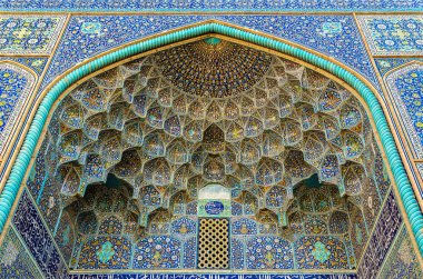 İran, İsfahan 'daki Şeyh Lotfollah Camii' nin detayları