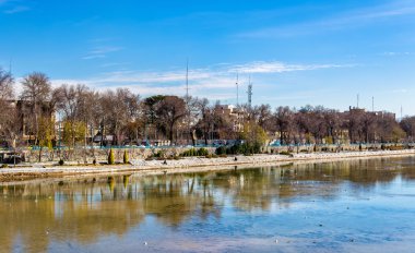 Isfahan, İran'ın Zayanderud Nehri'nin görünümü