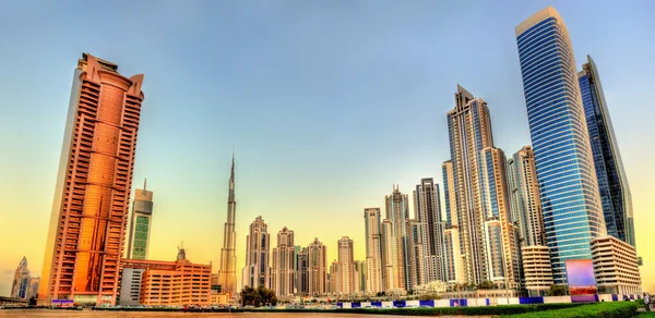 Rascacielos en Business Bay distrito de Dubai, Emiratos Árabes Unidos — Foto de Stock