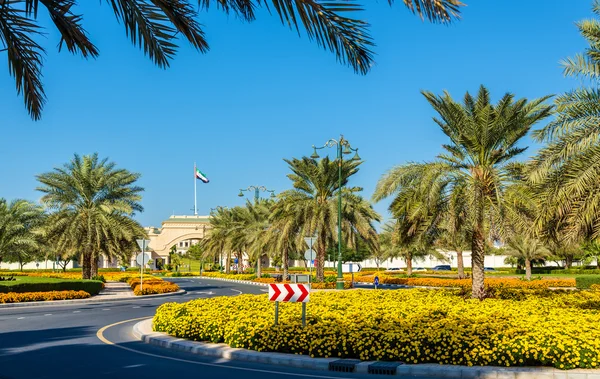 Jardín cerca de Zabeel Palace en Dubai, Emiratos Árabes Unidos — Foto de Stock