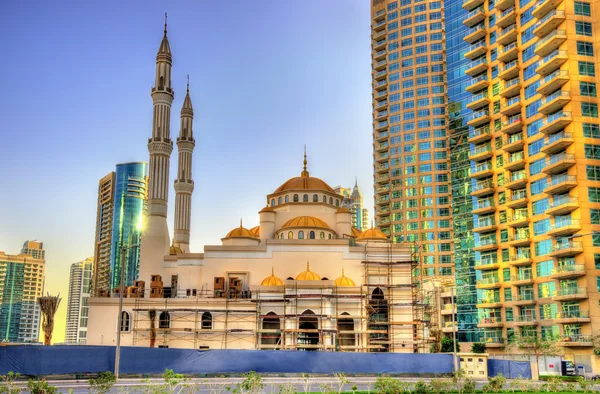 Mecset alatt a Dubai Marina district, Egyesült Arab Emírségek — Stock Fotó