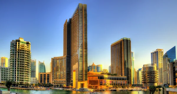建筑在迪拜码头运河-阿联酋 — 图库照片