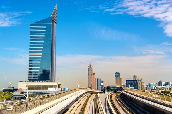 Pohled na řádku červené Metro v Dubaji — Stock fotografie