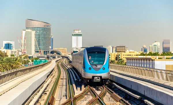 Tren de metro en la línea roja en Dubai — Foto de Stock