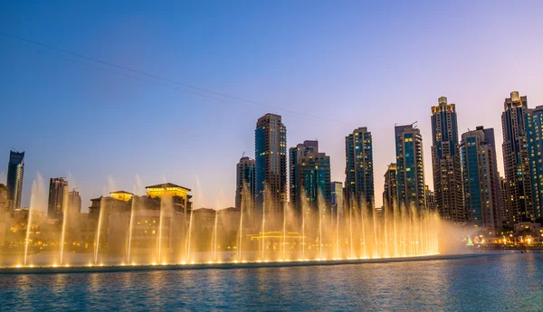 Coreografiado Fuente de Dubai en la noche - Emiratos Árabes Unidos — Foto de Stock