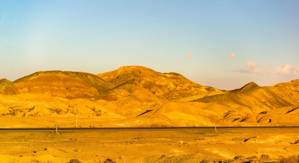 Autopista Teherán - Isfahán en las montañas de Karkas, Irán — Foto de Stock