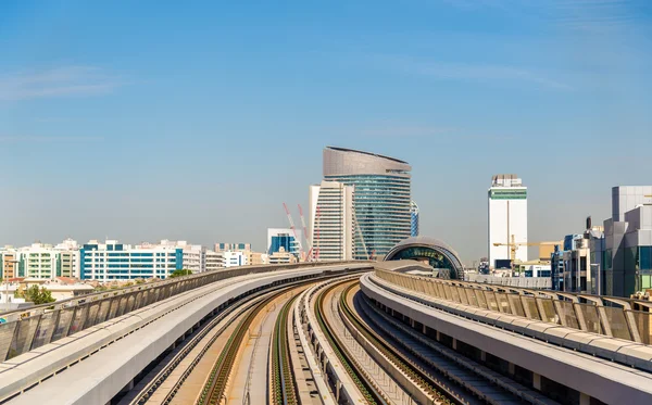 Beskåda av röd tunnelbanelinje i Dubai — Stockfoto
