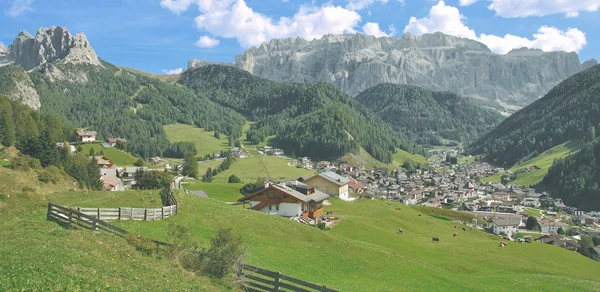 Selva, Wolkenstein, Gardena Valley, Tirol del Sur, Dolomitas, Italia — Foto de Stock