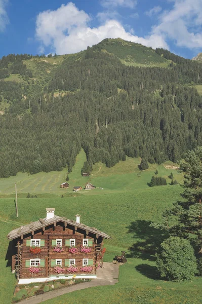 Paisagem Idílica Com Casa Tradicional Kleinwalsertal Vorarlberg Áustria — Fotografia de Stock