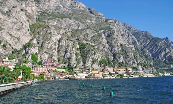Limone sul Garda vid Gardasjön, italienska sjöar, Italien — Stockfoto