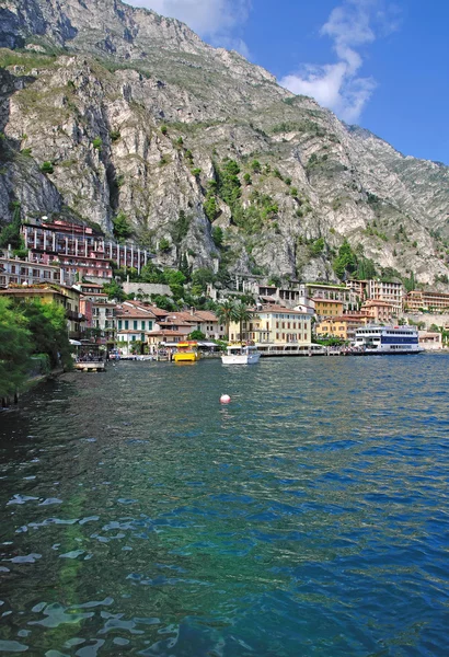 Limone sul Garda en el lago de Garda, lagos italianos, Italia — Foto de Stock