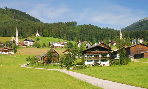 Село Gosau, гори Дахштайн, Альпах, Верхня Австрія, Австрія — стокове фото