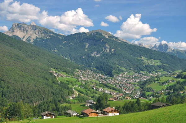 Valle de Gardena cerca de Ortisei, Tirol del Sur, Dolomitas, Alto Adigio, Trentino, Italia — Foto de Stock