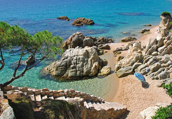 Idyllische plaats aan Costa Brava kust in de buurt van Tossa de Mar, Middellandse Zee, Spanje — Stockfoto