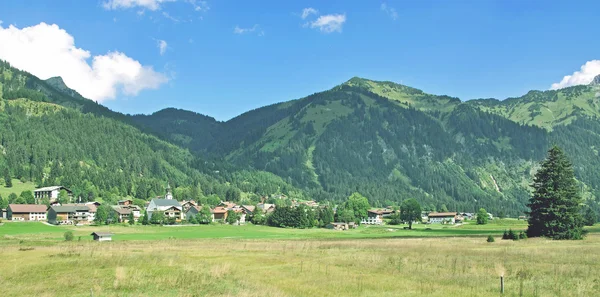 Nesselwaengle, Tannheim Valley, Tirol, Alperna, Österrike — Stockfoto