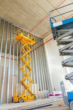 Makas lift platformda bir şantiye.