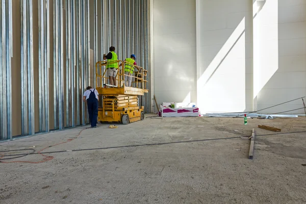 Makas lift platformda bir şantiye.