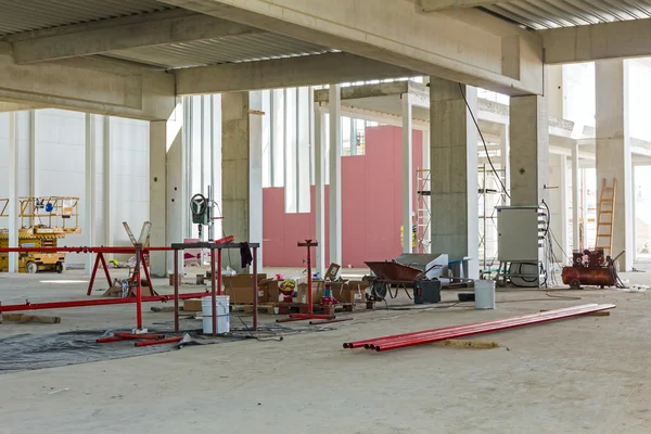 Tuberías de metal rojo en un sitio de construcción que yace en un estante esperando ser —  Fotos de Stock