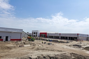 İşçilerin inşaat sitesinde yüksek yükseltilmiş takım.