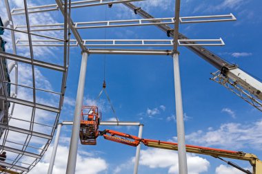 Yüksek kiraz seçici işçi ile şantiye yükseltilmiş..