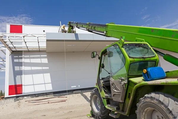 İşçilerin inşaat sitesinde yüksek yükseltilmiş takım.