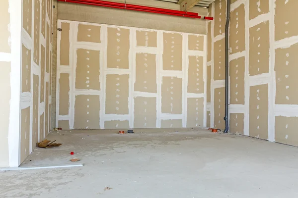 Paredes de placas de yeso. Muro de yeso en construcción . — Foto de Stock
