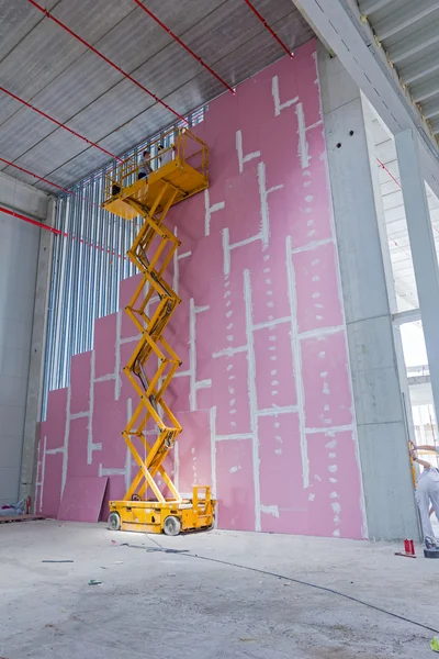 Scherenhebebühne auf einer Baustelle. — Stockfoto