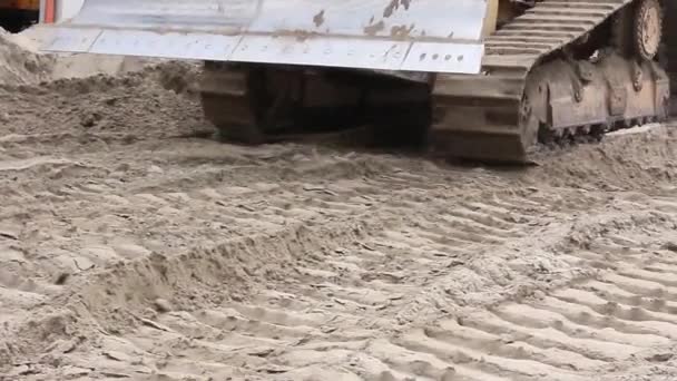 Track wheels of a heavy caterpillar construction machine. — Stock Video