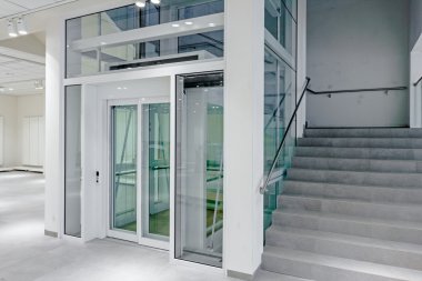 Cam Asansör modern binada önden görünümü.