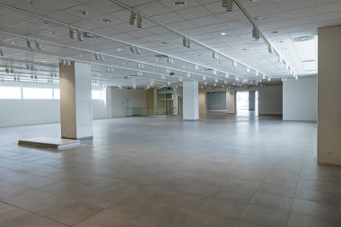 Modern bir iş merkezi büyük showroom görüntüleyin.