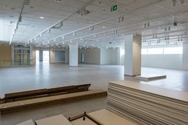 Modern bir iş merkezi büyük showroom görüntüleyin.