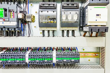 Dağıtım sigorta kutusu elektrik kontrol panelinde. 