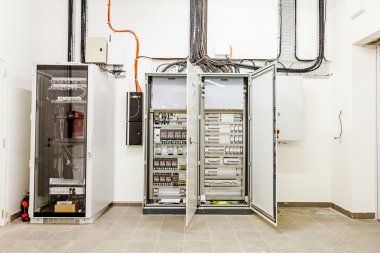 Dağıtım sigorta kutusu elektrik kontrol panelinde. 