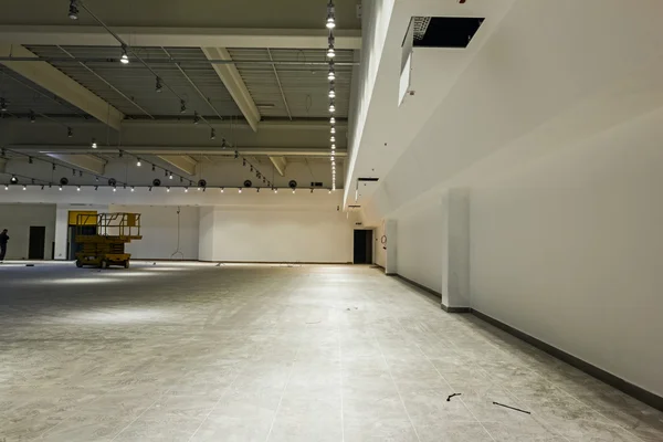 Espacio grande vacío, interior de la sala de hormigón . — Foto de Stock