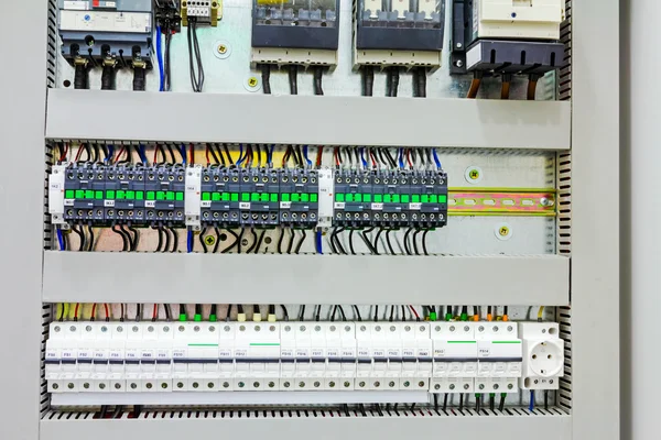 Elektromos panel rendelkezik automatikus biztosíték kapcsolók, közelről. — Stock Fotó