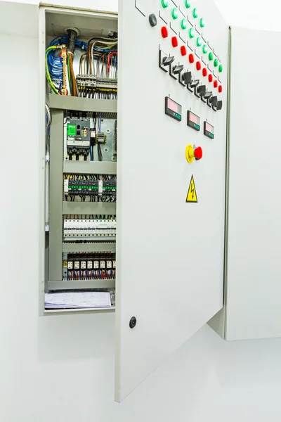 Quadro elettrico di controllo nella scatola dei fusibili di distribuzione . — Foto Stock